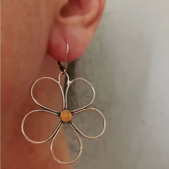 🌼 NEW Elegant Silver Daisy Flower Dangle Earrings 🌼 - Picture 1 of 6